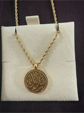 NOMINAL (NEW) Gold Arabic Tawakul Round Pendant Necklace